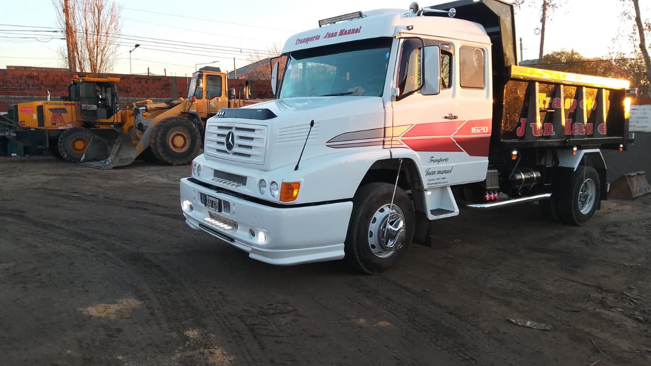 Flota de camiones volcadores y de carga