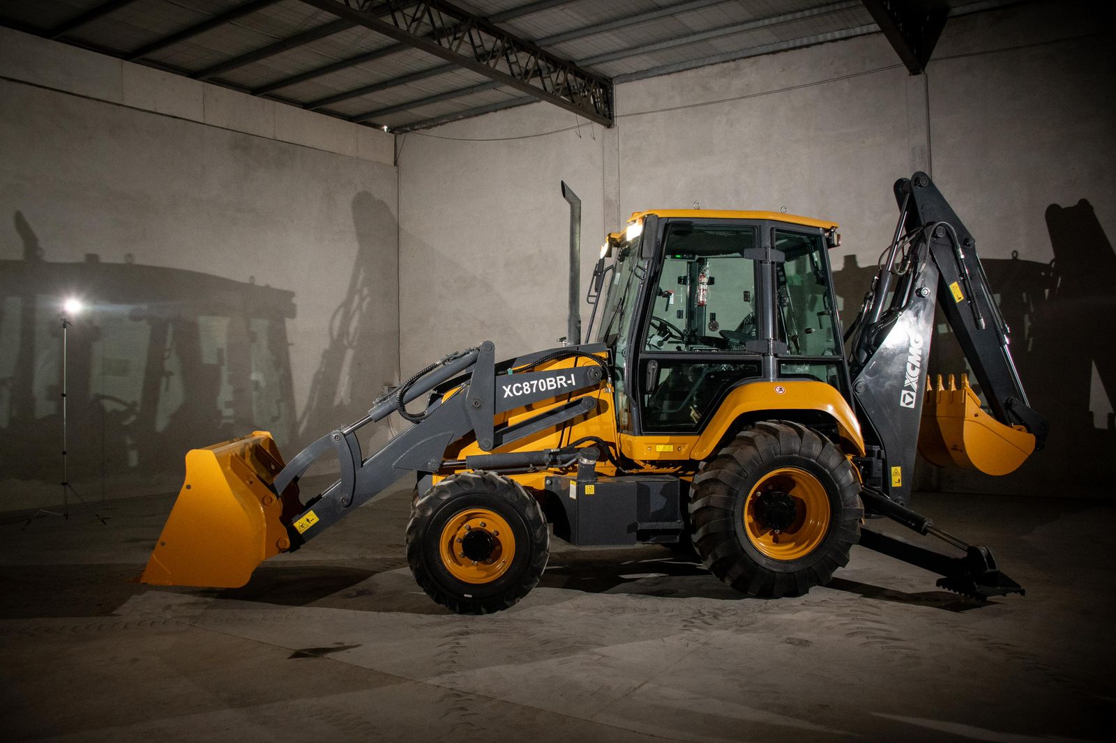 Maquinaria vial pesada en operación